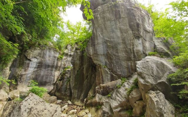 This Free Massachusetts State Park Hides a Marble Gorge Carved by Water Into a Jaw-Dropping Natural Arch