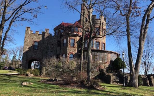 This New Jersey Castle Park Turns A Quiet Hilltop Stop Into A Storybook Walk