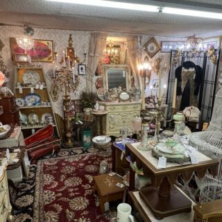 This Sprawling Illinois Antique Mall Fills Three Buildings With Vintage Booths You Could Explore All Day