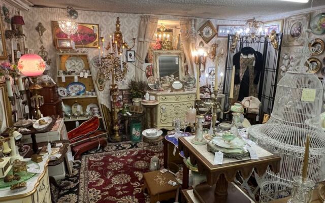 This Sprawling Illinois Antique Mall Fills Three Buildings With Vintage Booths You Could Explore All Day