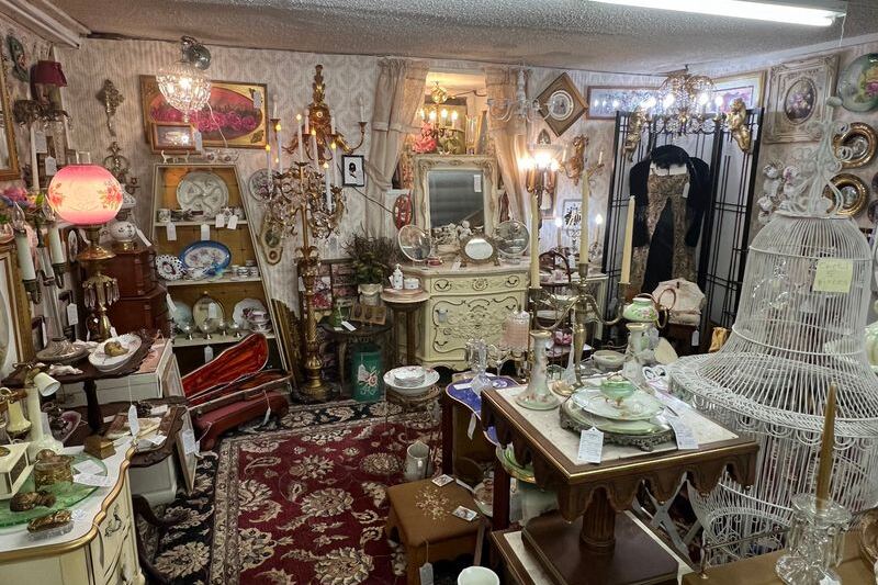 This Sprawling Illinois Antique Mall Fills Three Buildings With Vintage Booths You Could Explore All Day