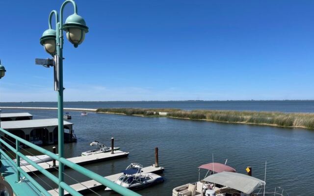 This California Delta Hangout Serves Up Live Music and Water Views From a Boat-Docked Patio