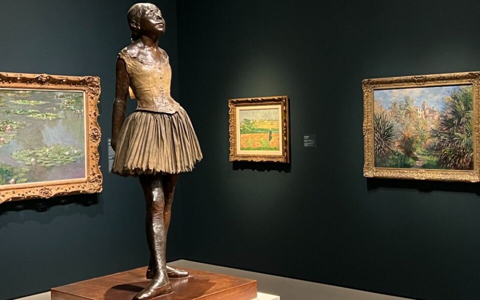 Monet Hangs Beneath a Dazzling Chihuly Glass Ceiling at This Florida Museum
