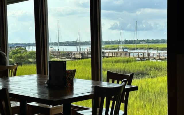 This South Carolina Dockside Seafood Spot Has Two Bars and Sweeping Marina Views