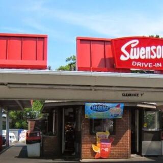 This Akron Drive-In Still Grills Its Onion-Smothered Burgers The Same Way It Did In The 1940s