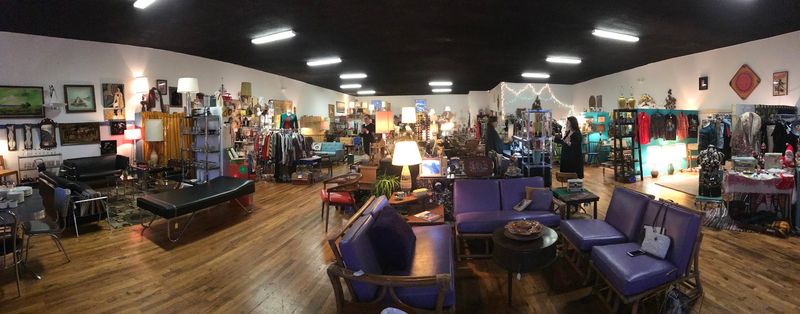 This Tennessee Vintage Store Packs 22 Vendor Booths of Retro Decor You Could Dig Through for Hours