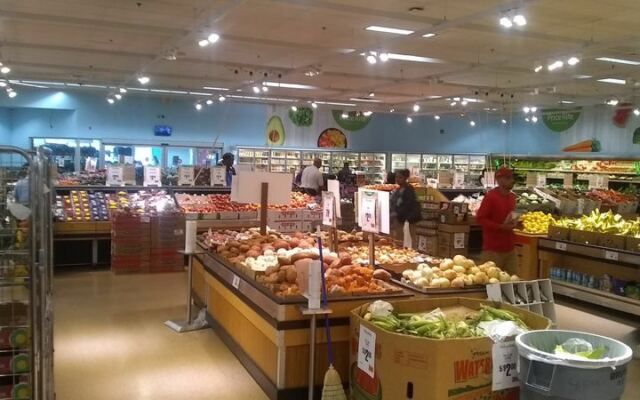 At This Rhode Island Discount Supermarket, Shoppers Walk Out Amazed at How Low Their Grocery Bill Runs