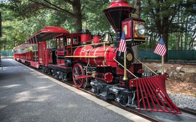 This Worcester Science Museum Wraps Its Hands-On Exhibits Around Outdoor Trails and a Train Ride Kids Can Actually Ride