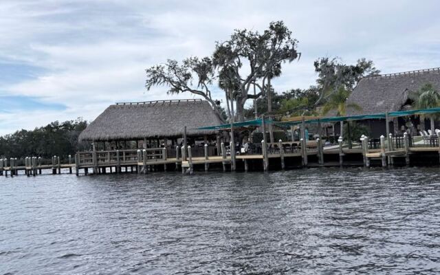 This Waterfront Seafood Restaurant in Homosassa, Florida Is So Fresh You Watch the Boats Come In