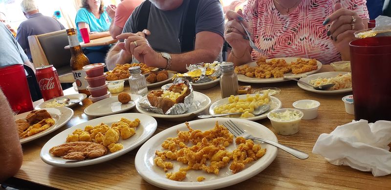 People Plan Entire Road Trips Around the Fried Clams at This Tiny Florida Restaurant