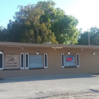This Small-Town Florida Pizza Shop Keeps Things Deliciously Old-School