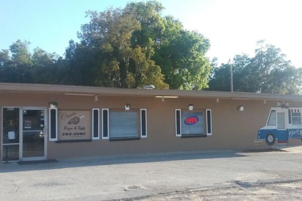 This Small-Town Florida Pizza Shop Keeps Things Deliciously Old-School