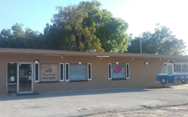 This Small-Town Florida Pizza Shop Keeps Things Deliciously Old-School