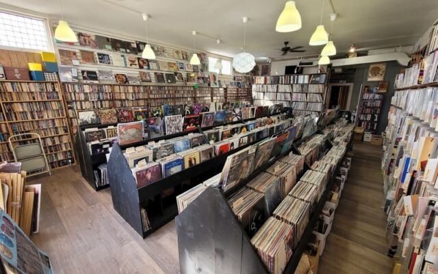 These 15 Illinois Secondhand Bookstores Turn Dusty Shelves Into A Book Lover’s Treasure Hunt