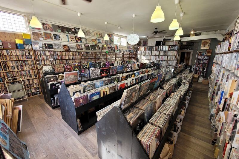 These 15 Illinois Secondhand Bookstores Turn Dusty Shelves Into A Book Lover’s Treasure Hunt