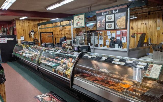 This Arizona Country Store Cuts Its Meat Fresh, Smokes It On-Site, And Bakes The Bread For Your Sandwich