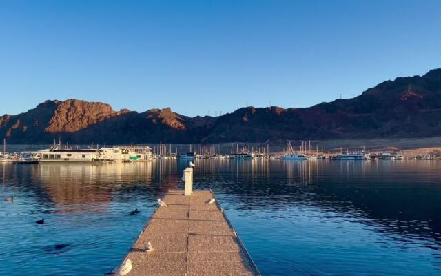 This Nevada Marina Hangout Floats on Lake Mead With a Dock Walk to Feed the Fish