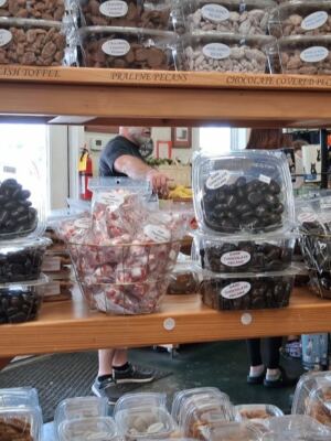 This Roadside Georgia Country Store Wins Over Food Lovers With Fresh Peaches And Chocolate Pecans