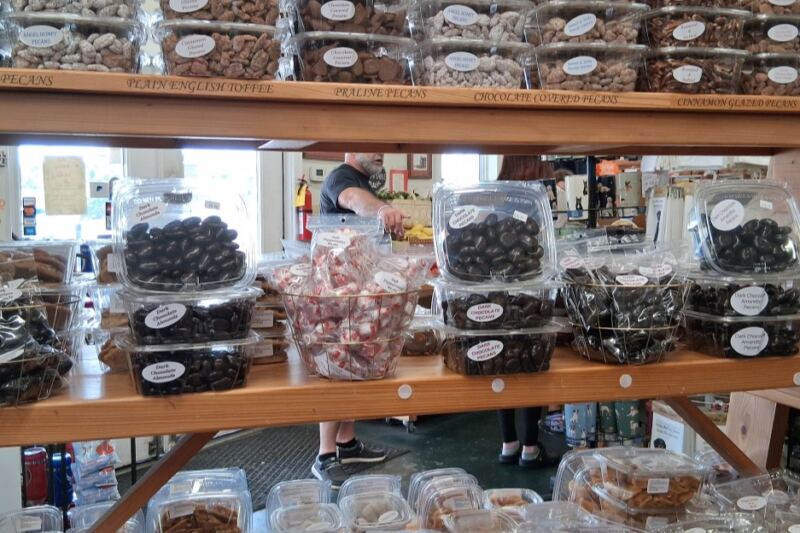 This Roadside Georgia Country Store Wins Over Food Lovers With Fresh Peaches And Chocolate Pecans