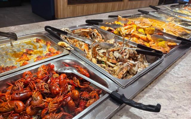 At This Arizona Seafood Buffet a Cart of Fresh Crab Legs Rolls Out Before the Trays Ever Sit Empty