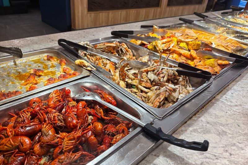 At This Arizona Seafood Buffet a Cart of Fresh Crab Legs Rolls Out Before the Trays Ever Sit Empty