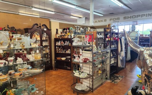 This Sprawling Texas Antique Mall Takes Half a Day to Explore Booth After Booth of Vintage Finds