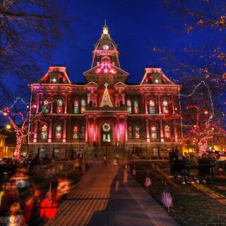 This Ohio Town Feels So Storybook-Perfect It Could Pass For A Hallmark Movie Set