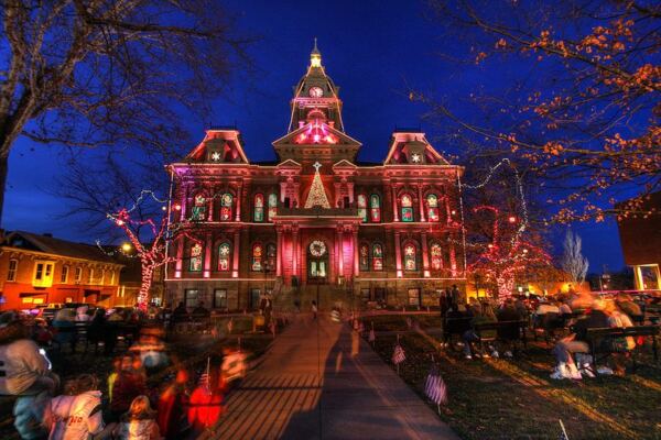 This Ohio Town Feels So Storybook-Perfect It Could Pass For A Hallmark Movie Set
