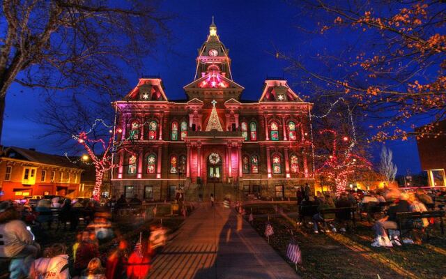 This Ohio Town Feels So Storybook-Perfect It Could Pass For A Hallmark Movie Set