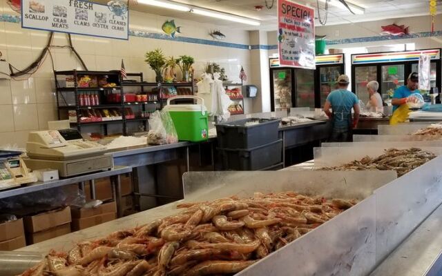 This Texas Seafood Market Cleans Your Gulf Snapper And Shrimp Right At The Counter