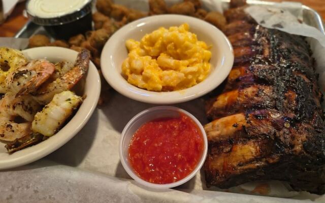 This Legendary Florida Bar Serves Baby Back Ribs Locals Say Are Worth Every Mile of the Drive
