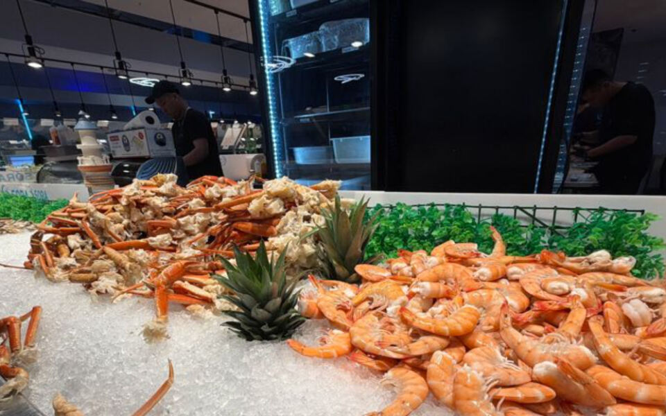 This Massachusetts Seafood Buffet Refills Your All-You-Can-Eat Crab Legs Almost the Moment They Run Out
