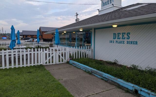This Ohio Diner Feels Like Stepping Straight Back Into The 1950s