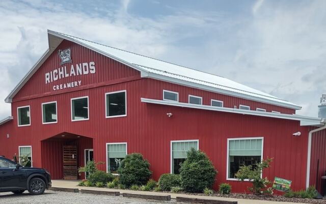 This Virginia Creamery Scoops Homemade Ice Cream from Its Own Cows’ Milk and Serves It by the Flight