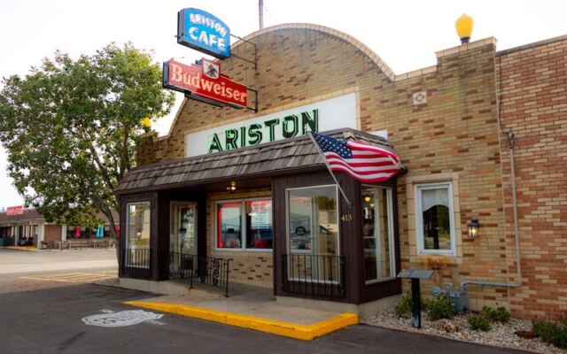 This Old-School Illinois Route 66 Diner Has Been Plating Home Cooking For Road-Trippers Since The 1930s