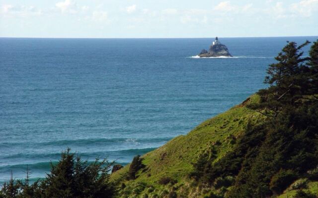 This Oregon Coastal Lighthouse Holds a Quiet Secret Curious Visitors Detour Miles to Uncover