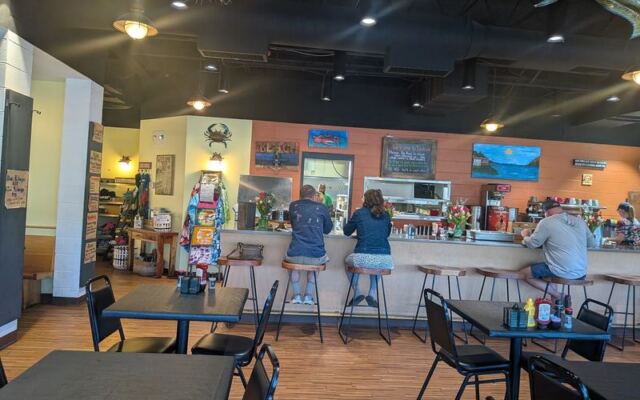You’ll Watch Boats Pull Up at This Tennessee Marina Cafe With All-You-Can-Eat Friday Catfish