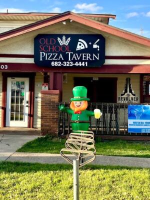 This Old-School Texas Tavern Pours Craft Beer and Thin-Crust Pies in a Cozy Old House