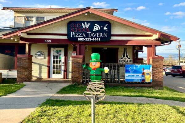 This Old-School Texas Tavern Pours Craft Beer and Thin-Crust Pies in a Cozy Old House
