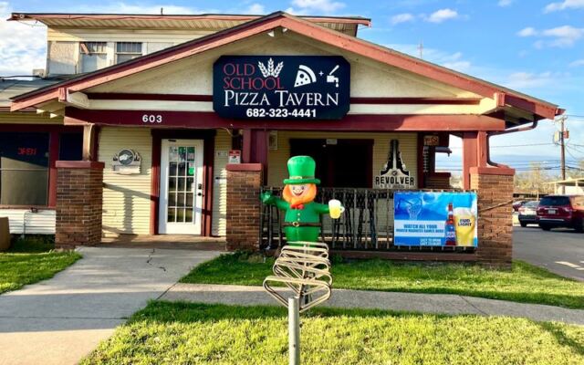 This Old-School Texas Tavern Pours Craft Beer and Thin-Crust Pies in a Cozy Old House