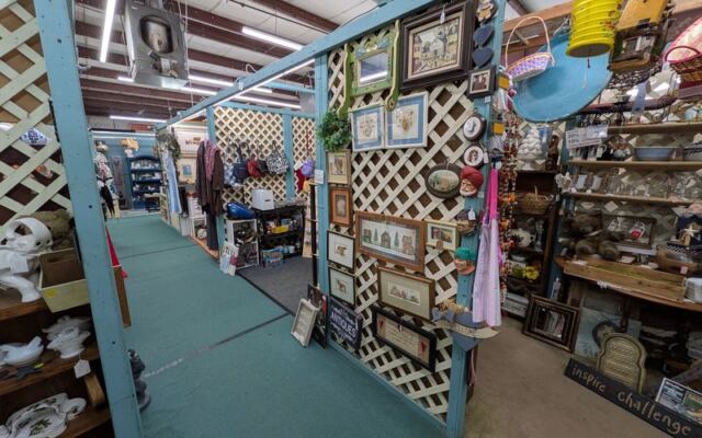 This New Jersey Vintage Co-Op Lets You Browse Booths and Save 20% With Cash