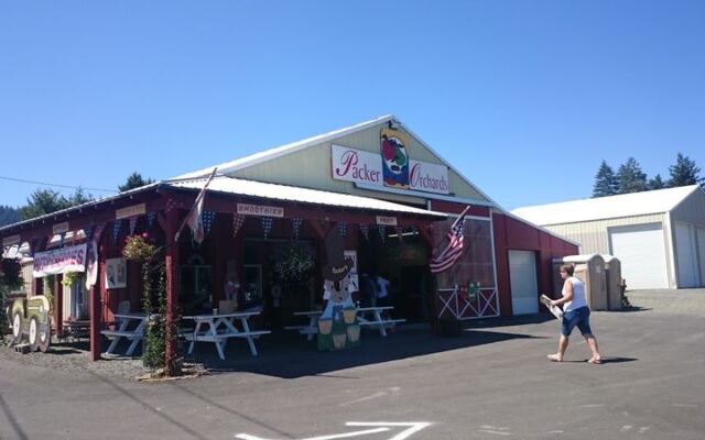 This Oregon Farm Stand Hands You Warm Apple Cider Donuts and Free Samples Before You Even Get Inside
