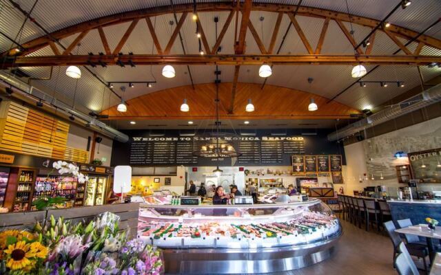 This California Seafood Market Has A Raw Oyster Bar Where Locals Turn Fresh Fish Into Dinner