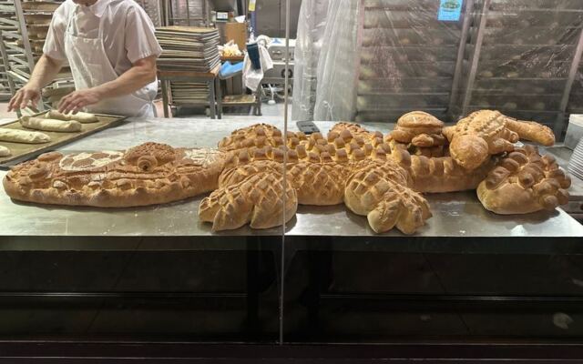 Watch Sourdough Loaves Come Out of the Oven at Boudin’s San Francisco Bakery on Fisherman’s Wharf