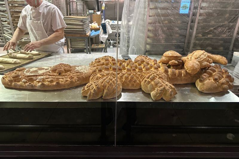 Watch Sourdough Loaves Come Out of the Oven at Boudin’s San Francisco Bakery on Fisherman’s Wharf