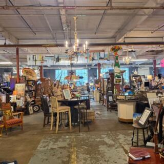8 Illinois River Towns Hiding The Midwest’s Best Vintage Treasure Hunting
