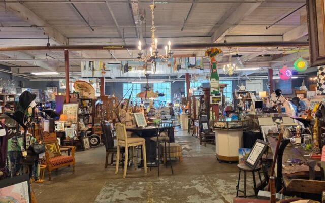 8 Illinois River Towns Hiding The Midwest’s Best Vintage Treasure Hunting