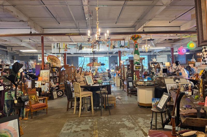 8 Illinois River Towns Hiding The Midwest’s Best Vintage Treasure Hunting