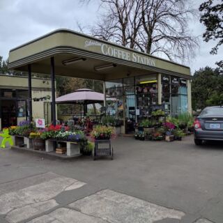 There’s A Funky Vintage Oregon Town Made For Walking, With Murals And Treasure-Hunting Shops On Every Block