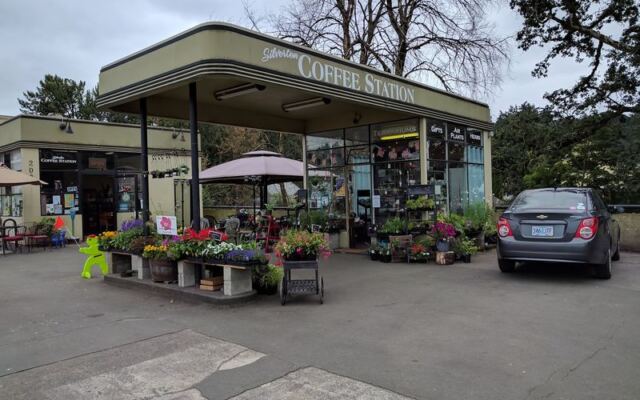 There’s A Funky Vintage Oregon Town Made For Walking, With Murals And Treasure-Hunting Shops On Every Block